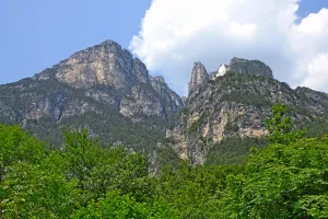 Pogled s ceste navzgor na Monte Pisimoni. Vrh je skrit zadaj. Mi zna kdo povedati, kje gre pot? / Foto: Jelena Justin