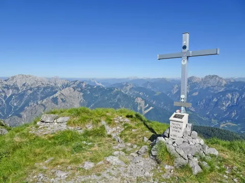 Vrh Lipnika z venčkom karnijskih vrhov v ozadju / Foto: Jelena Justin