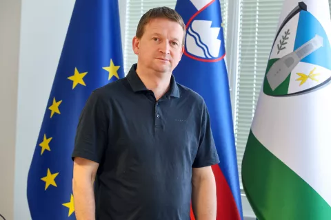 Postopke je treba pohitriti