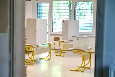 referendum PROTI privilegiranim pokojninam voli&scaron;če O&Scaron; Simona Jenka Kranj / Foto: Tina Dokl