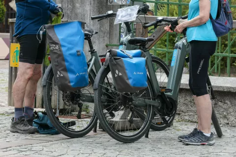 simbolična fotografija kolesarji električno kolo mladi upokojenec rekreacija v starosti Kranjska gora / Foto: Tina Dokl