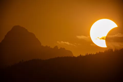 Javno opazovanje delnega sončevega mrka v organizaciji astronomskega dru&scaron;tva Nova Jesenice. Breznica, 12. 8. 2026 / Foto: Matic Zorman