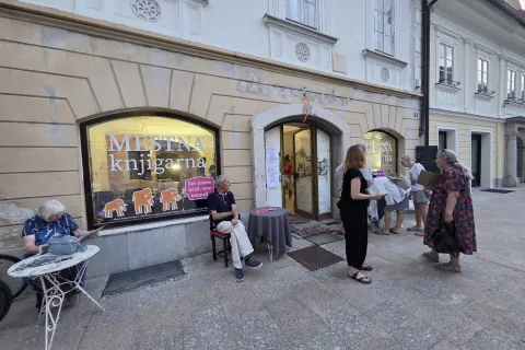 Začasna knjigarna, ki kliče po stalni