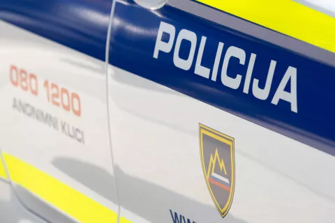 simbolična fotografija policija stop policijski trak grb policije pokrivalo / Foto: Peter Ko&scaron;enina
