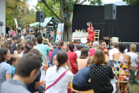 Otro&scaron;ki oder, Kamfest 2026Mateja Fi, predstava Kovčekteta na obisku / Foto: Ale&scaron; Senožetnik