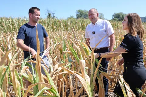 Med ogledom posledic su&scaron;e v Ihanu: državna sekretarka ministrstva za kmetijstvo Mojca Erjavec, predsednik kmetijsko-gozdarske zbornice dr. Jože Podgor&scaron;ek (v sredini) in kmet Matevž Rotar. / Foto: Tina Dokl