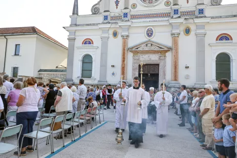 Državni praznik Marijino vnebovzetje, veliki &scaron;maren romarsko sredi&scaron;če Brezje / Foto: Tina Dokl