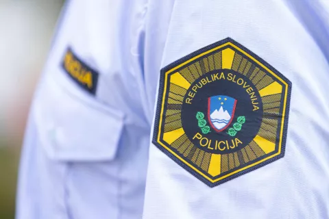 simbolična fotografija policija stop policijski trak grb policije pokrivalo / Foto: Peter Ko&scaron;enina