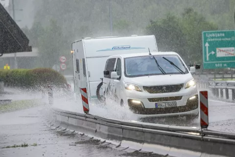 Simbolična fotografija Deževna ploha in neurjeJesenice plato Karavanke 1. julij 2026 / Foto: Nik Bertoncelj