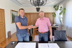Pogodbo za ureditev prostora sta podpisala župan Občine Radovljica Ciril Globočnik in Jernej Mrak, direktor podjetja Kovinar - gradnje ST. / Foto: arhiv Občine Radovljica
