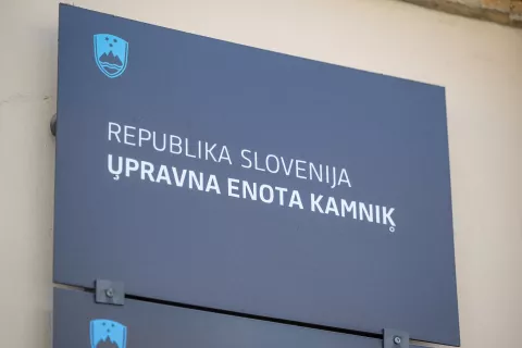 Simbolična fotografija občina KamnikObčinska stavba napis Upravna enota Kamnik / Foto: Nik Bertoncelj