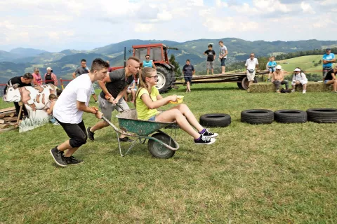 Zabavne kmečke igre s skupino &raquo;ta mladih&laquo; in z Natalijo v &raquo;karjoli&laquo; / Foto: Tina Dokl / Foto: 