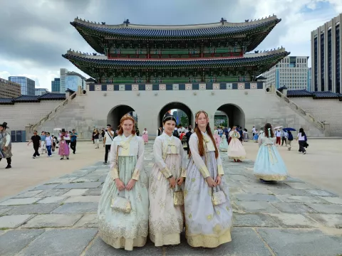 Po menjavi straže pred vhodnimi vrati je čas za hanbok in ogled kraljeve palače Gyeongbokgung. / Foto: Katja Dolenc