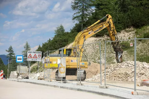 Prometni kaos Vr&scaron;ič nepravilno parkirana vozila avtomobili kolesar kolesarji avto motor motoristi avtobusni prevoz avtobus gradbi&scaron;če gradnja parkiri&scaron;č parkiri&scaron;ča delavci, občina Kranjska gora / Foto: Tina Dokl