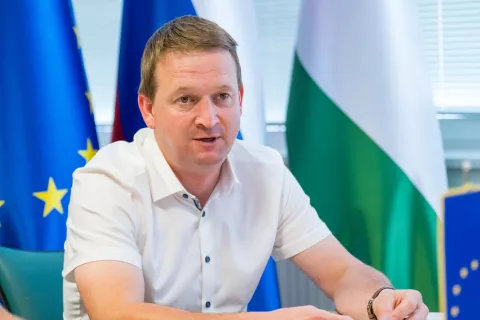 Podpis pogodbe za obnovo &scaron;portne dvorane v Železnikih / Foto: Primož Pičulin