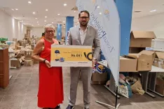 Breda Kra&scaron;na, generalna sekretarka Zveze prijateljev mladine Slovenije, in Matej Raspet, direktor Marketinga in Divizije Paketi v Po&scaron;ti Slovenije / Foto: ZPMS