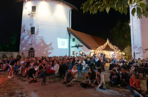 Občinstvo na vrtu Cafe galerije Pungert med koncertom Jazz Kampa Kranj. Prizori&scaron;če v objemu starega mestnega jedra je tudi letos privabilo &scaron;tevilne obiskovalce in ustvarilo posebno poletno kuliso festivala. / Foto: Matic Zorman