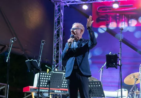 Gregor Gra&scaron;ič, eden od snovalcev in organizatorjev Jazz Kampa Kranj, na festivalskem odru. Zanj in brata Primoža je Jazz Kamp po 23 letih postal pomemben del poletnega utripa mesta in zgodba, ki jo soustvarjajo glasbeniki, občinstvo in Kranj.  / Foto: Matic Zorman