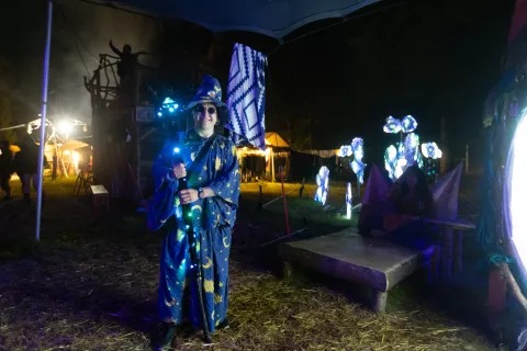 Čarobnost festivala je tudi v obiskovalcih, ki za nekaj dni pustijo domi&scaron;ljiji prosto pot. / Foto: Matic Zorman