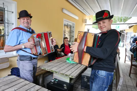 osmo srečanje harmonikarjev pevcev in glasbenih skupin Zaveti&scaron;če v Gozdu Planinsko dru&scaron;tvo Križe občina Tržič na fotografiji z leve Jože Fajdiga iz Ljubljane in Anže Slov&scaron;a Vnajnarje / Foto: Tina Dokl