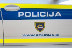 simbolična fotografija policija stop policijski trak grb policije pokrivalo / Foto: Peter Ko&scaron;enina