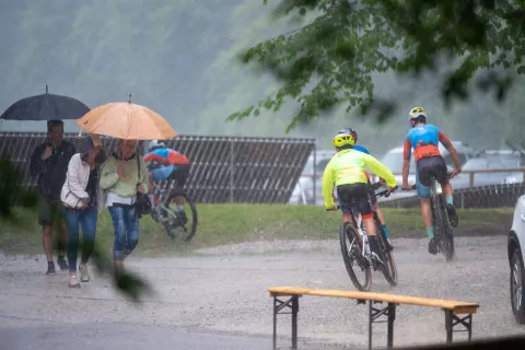 Simbolična fotografija vreme dež in dežniki / Foto: Nik Bertoncelj