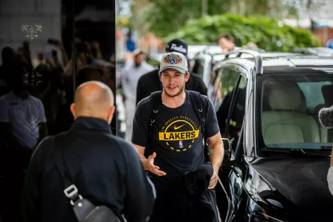 20.08.2026 12:52 / 20.08.2026 13:01Ljubljana, hotel Intercontinental.Prihod ko&scaron;arkarjev Los Angeles Lakers pred ljubljanski hotel Intercontinental.Ko&scaron;arkar LA Lakers Austin Reaves. / Foto: Sini&scaron;a Kanižaj/STA