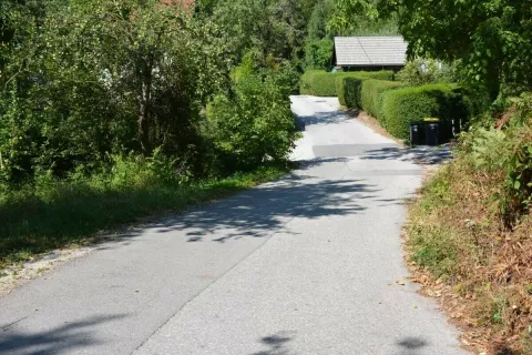 Cesta je potrebna rekonstrukcije. / Foto: arhiv Občine Medvode