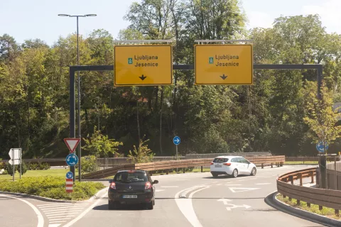 Začetek del na naslednji etapi gradnje južne razbremenilne ceste od kroži&scaron;ča v Betinu do Ribenske ceste, kjer je predviden pokrit vkop, je predviden v marcu prihodnje leto. / Foto: Matic Zorman