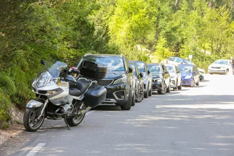 Prometni kaos Vr&scaron;ič nepravilno parkirana vozila avtomobili kolesar kolesarji avto motor motoristi avtobusni prevoz avtobus pohodniki turisti, občina Kranjska gora / Foto: Tina Dokl