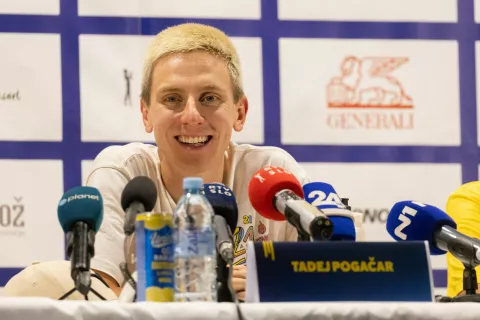Pred začetkom kriterija je Tadej Pogačar stopil pred novinarske mikrofone. / Foto: Peter Ko&scaron;enina