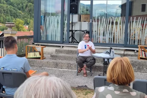 Aljo&scaron;a Harlamov je predstavil svoja razmi&scaron;ljanja o literarnih delih, ki jih bodo dijaki v novem &scaron;olskem letu obravnavali za esej na maturi. / Foto: Mateja Rant