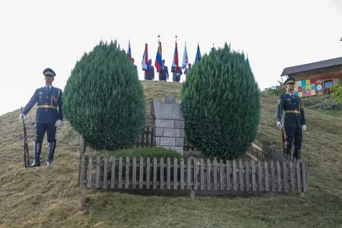 Spominska slovesnost v spomin petim ustreljenim talcem Spodnje Gorje, pod hribom Revovca / Foto: Tina Dokl