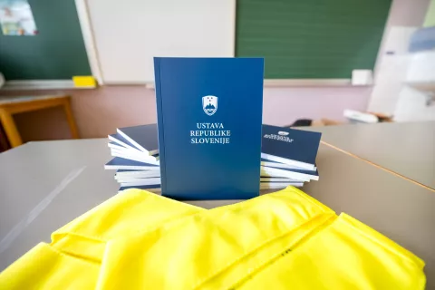 Ob začetku &scaron;olskega leta 2026/2027 bodo vsi slovenski prvo&scaron;olci prejeli izvod Ustave Republike Slovenije. / Foto: Primož Pičulin