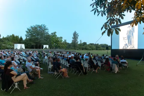 Premierno predvajanje dokumentarnega filma Fotograf, režiserja Mihe Čelarja, dogodek je potekal v sklopu filmskih večerov v Arboretumu Volčji Potok. Radomlje, 16. 7. 2026 / Foto: Matic Zorman