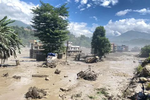 Nepal, Nuwakot.Po obseznih poplavah in plazovih v Nepalu je umrlo najmanj 19 ljudi, pogresanih je okoli 384 turistov, med njimi 291 tujih in 93 nepalskih drzavljanov. Oblasti navajajo, da je pogresanih tudi okoli sto pripadnikov drzavnih sluzb. Poplave naj bi sicer povzrocil snezni plaz na kitajsko-nepalski meji, ki ga je sprozil potres. / Foto: Xinhua/STA