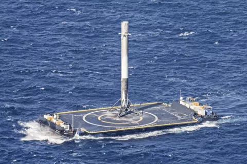 SpaceX-ova raketa Falcon 9 po vrnitvi z vesoljske misije in uspe&scaron;nem pristanku na plo&scaron;čadi v morju, 9. aprila 2016. / Foto: Wikipedija