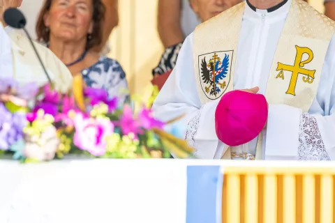 &Scaron;kofje so najbolj odgovorni za vodenje &scaron;kofij. Eden od simbolov &scaron;kofovske službe je tudi vijolična čepica ali pileolus (čepica iz klobučevine). Kardinalom pripada rdeča čepica, papežu pa bela. Med molitvijo snamejo &scaron;kofje čepico z glave. &Scaron;kofovsko pokrivalo je tudi mitra, visoko dvorogljato obredno pokrivalo. / Foto: Nik Bertoncelj