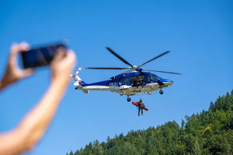 Helikopter ni taksi za prevoz iz gora