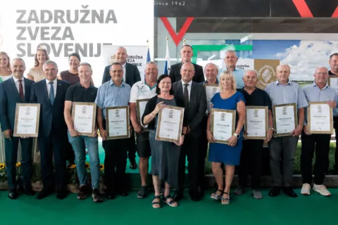 Nagrajenci skupaj z vodstvom zadružne zveze in gosti na podelitvi priznanj / Foto: ZZS