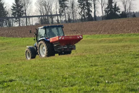 Kmete pestijo posledice su&scaron;e in tudi podražitve kmečke nafte. / Foto: Cveto Zaplotnik