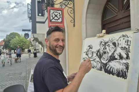 Mitja Bokun je v soboto, 29. avgusta, slikal v živo na Mestnem trgu v &Scaron;kofji Loki. / Foto: Klara Mrak