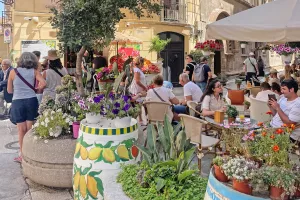 Vrvež na eni izmed najbolj turističnih ulic v mestu Trapani, Corso Vittorio Emanuele. / Foto: Neža Markelj
