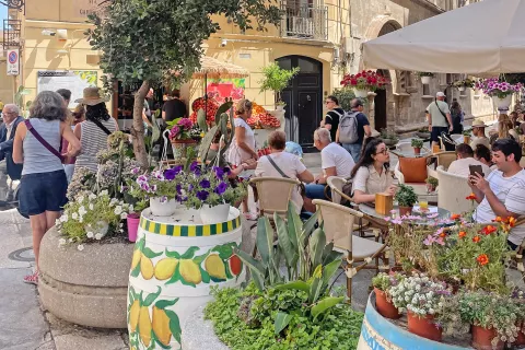 Vrvež na eni izmed najbolj turističnih ulic v mestu Trapani, Corso Vittorio Emanuele. / Foto: Neža Markelj