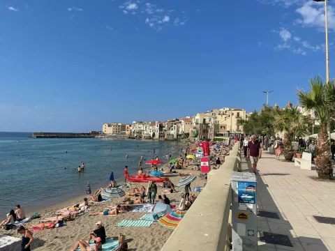 Dolga promenada ob mestu Cefal&ugrave; je kot nala&scaron;č za sprehod ali kosilo v eni izmed tipičnih morskih restavracij. / Foto: Neža Markelj