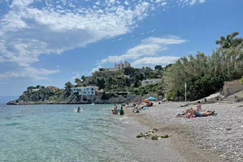 Plaža nedaleč od obmorskega mesta Porticello je bila v začetku junija precej prazna. / Foto: Neža Markelj