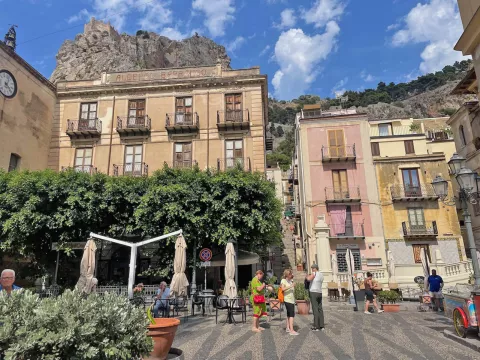 Trg v centru Cefal&ugrave;ja &ndash; tipična arhitektura južne Italije. / Foto: Neža Markelj