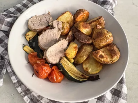 Svinjska ribica z zelenjavo iz pečice / Foto: Erika Jesenko