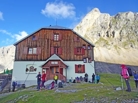 Koča Guttenberg, kjer se lahko okusno in dobro okrepčamo. / Foto: Jelena Justin