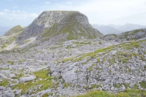 Gora Sinabell, kot je videti s poti po kra&scaron;ki planoti pogorja Dachstein. / Foto: Jelena Justin